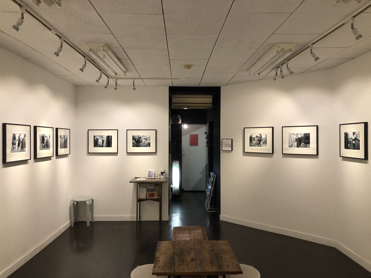 InfoJunktion's tweet image. サードディストリクトギャラリーでは牟田義仁写真展「copypasta」を2月8日（日）まで会期中無休で開催中です。
個の眼差しからカメラの視野を解放する、ノー・ファインダー撮影のストリート・スナップショットによる写真（史）再考の試み。
是非ご覧ください。
3rddg.com