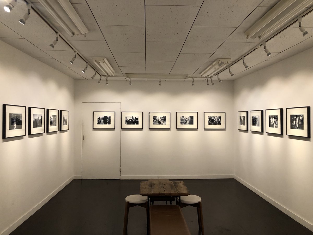 InfoJunktion's tweet image. サードディストリクトギャラリーでは牟田義仁写真展「copypasta」を2月8日（日）まで会期中無休で開催中です。
個の眼差しからカメラの視野を解放する、ノー・ファインダー撮影のストリート・スナップショットによる写真（史）再考の試み。
是非ご覧ください。
3rddg.com