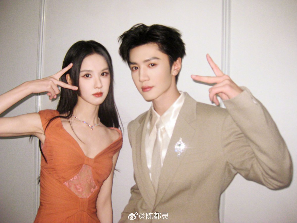 duduling1018's tweet image. 260206 #chenduling | weibo night 2025

🐰: sharing another round of group photos 🥺💕

📸 #guanxiaotong #chenzheyuan