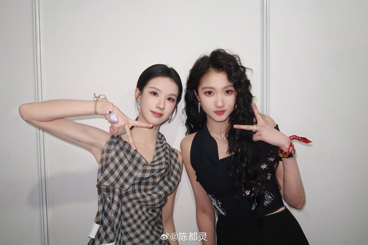 duduling1018's tweet image. 260206 #chenduling | weibo night 2025

🐰: sharing another round of group photos 🥺💕

📸 #guanxiaotong #chenzheyuan