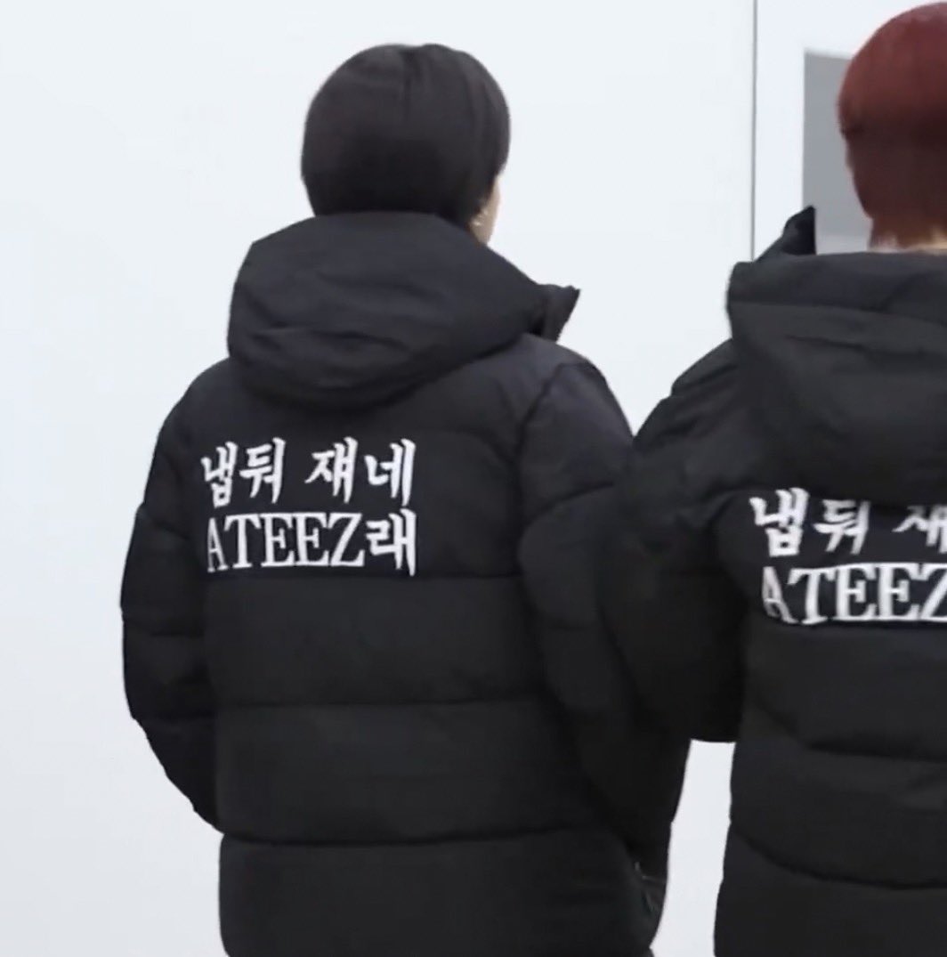 mira_rin22's tweet photo. ATEEZのお揃いロンペに書いてある言葉

『放っとけ あいつらATEEZだ』 https://t.co/LoTXz7Pwdw