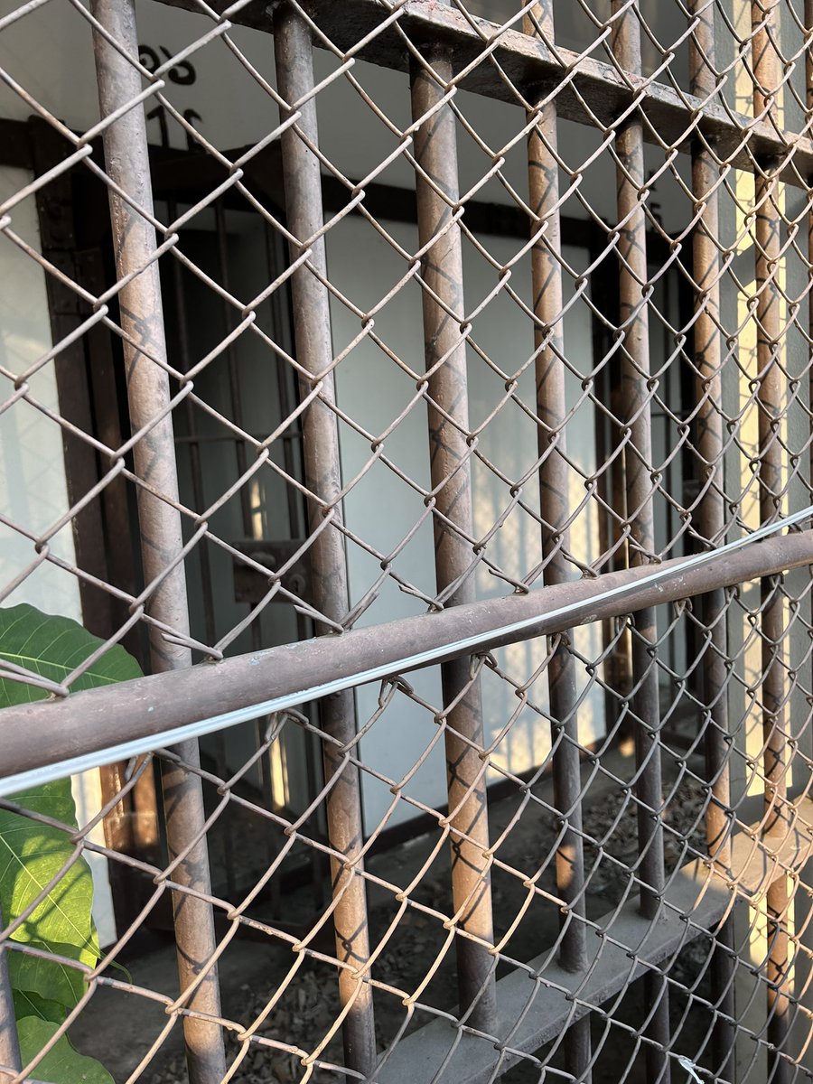 รู้สึกว่าคราวนี้เอาจริงแล้ว บางคนที่ย่างเข้าไปในห้องได้ครึ่งตัว ก็ผงะออกมา ฉันเองพอย่างเข้าไปรู้สึกใจหายวาบ มันเป็นห้องขังที่น่าเกรงขามพอดู มีทางระบายลมอยู่เพียงช่องประตูซึ่งกว้างสักศอกหนึ่ง กับช่องบนผนังตึกซึ่งกว้างสักคืบหนึ่ง นอกนั้นทึบหมด