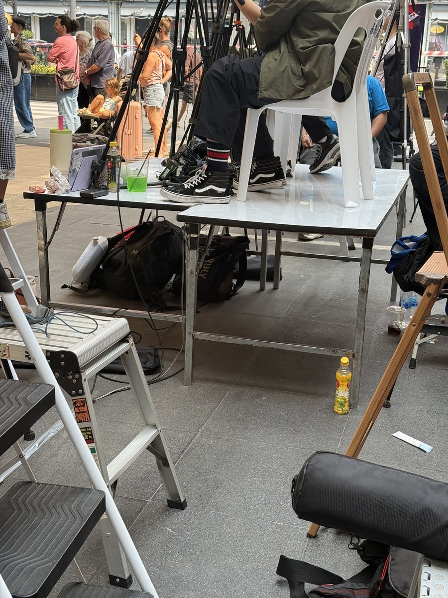 deuildolly's tweet image. #JapanExpoThailand2026
เรียนทีมงานสิ่งนี้มันอันตรายมากเลย โต๊ะหน้าขาวอาจจะไม่สามานถรองรับน้ำหนักได้มากพอก็ได้หากิยู่ๆ มันพับลงมาหรือโต๊ะไม่แข็งแรง จะเสียหายทางมูลค่ากล้อง และอันตรายต่อพี่ๆ ตากล้องอย่างมากเลยนะครับ เปลี่ยนเป็น Quik Fram เถอะครับ