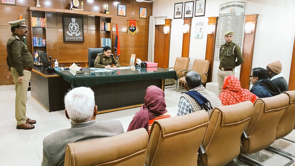 #जनसुनवाई  कासगंज ~ #SP_KSJ द्वारा पुलिस कार्यालय में जनसुनवाई के दौरान आये आमजन की समस्याओं को ध्यानपूर्वक सुनकर प्राप्त शिकायतों का प्राथमिकता के आधार पर उचित, गुणवत्तापूर्ण व समयबद्ध निस्तारण हेतु संबंधित थाना प्रभारी को दिये आवश्यक दिशा-निर्देश ।
#KasganjPolice
#UPPolice