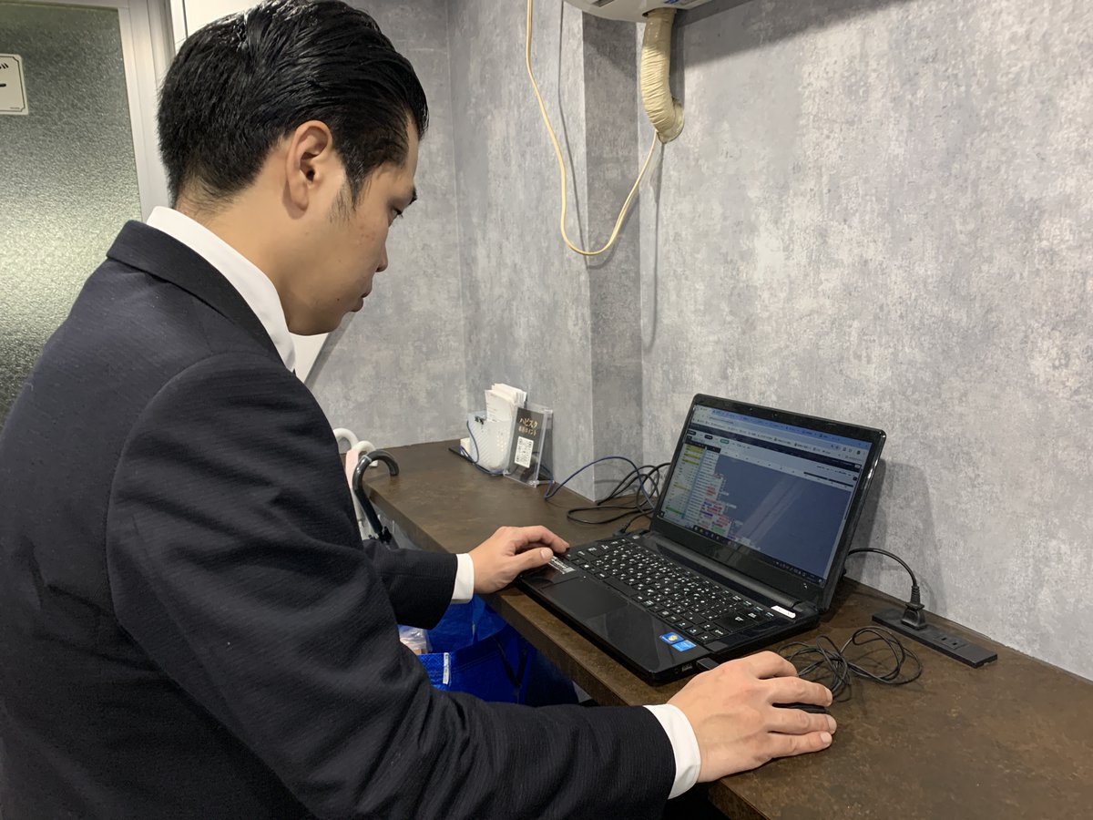 staff_hg's tweet photo. 【実録】異業種（医療系）からの転職事例🏥➡🌃

 30歳・完全未経験スタートでも… 

💰入社半年で賞与GET 
👔 オーダースーツ制度活用 
🚭 禁煙手当＆家族手当あり 
 「前の職場より働きやすい」 そう語る彼が、ハピネスを選んだ理由とは？  

👇詳細はこちら 
https://t.co/EMzMy7Uq0k https://t.co/Q7tVl4rfrX