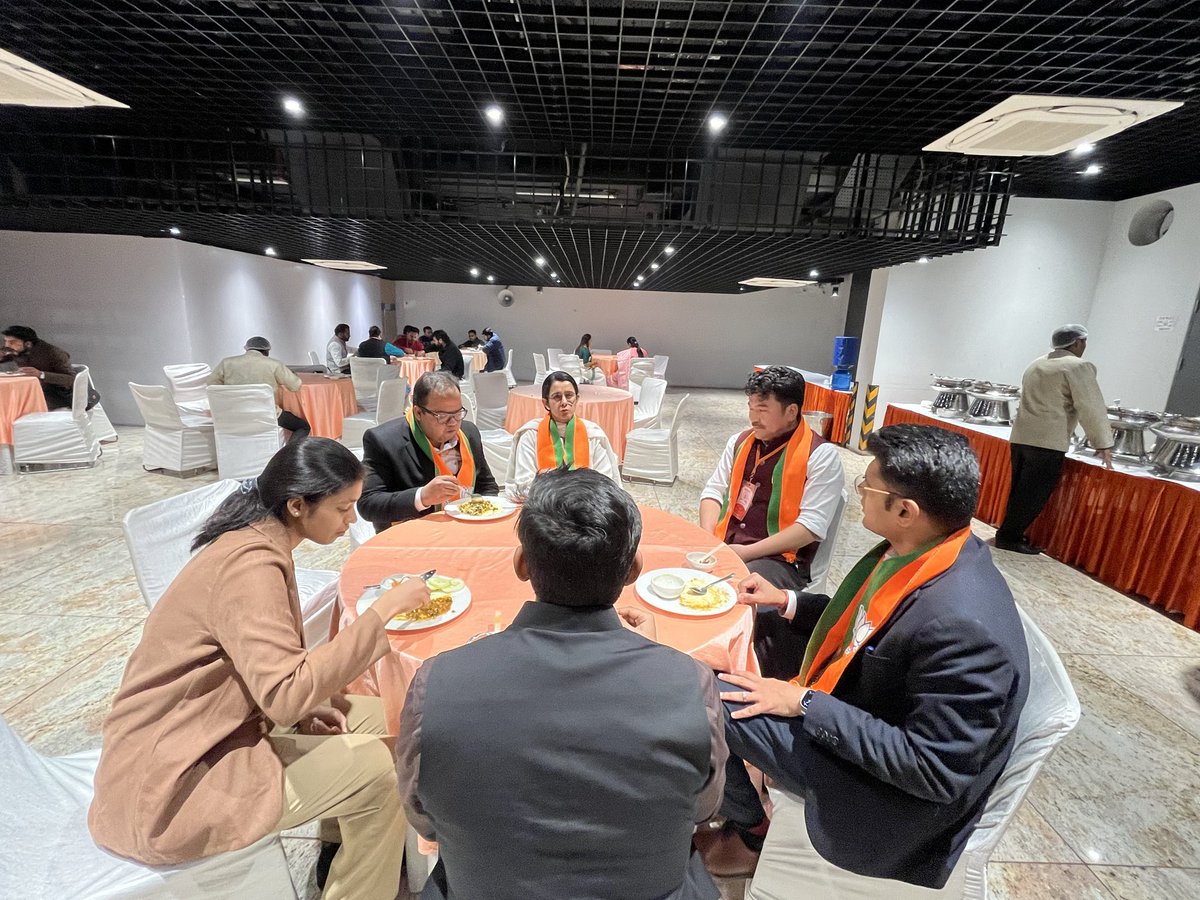 Thinles Nurboo मोदी का परिवार! tweet media