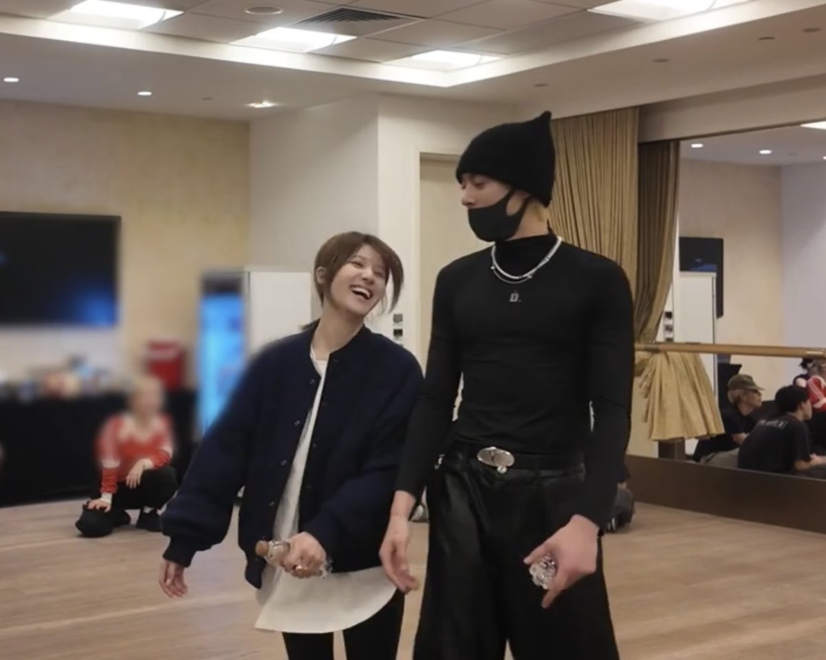 Look how happy #ZhaoLusi looks, #WangHedi has already resigned himself: well, it's good that you're having fun😊