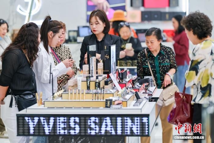 DailyBeijing's tweet image. 今年首月海南离岛免税购物金额同比大涨44.8%
Duty-free sales in south #China's #Hainan Free Trade Port (#FTP) jumped 44.8% year on year in January, marking a strong start following the launch of island-wide special customs operations.