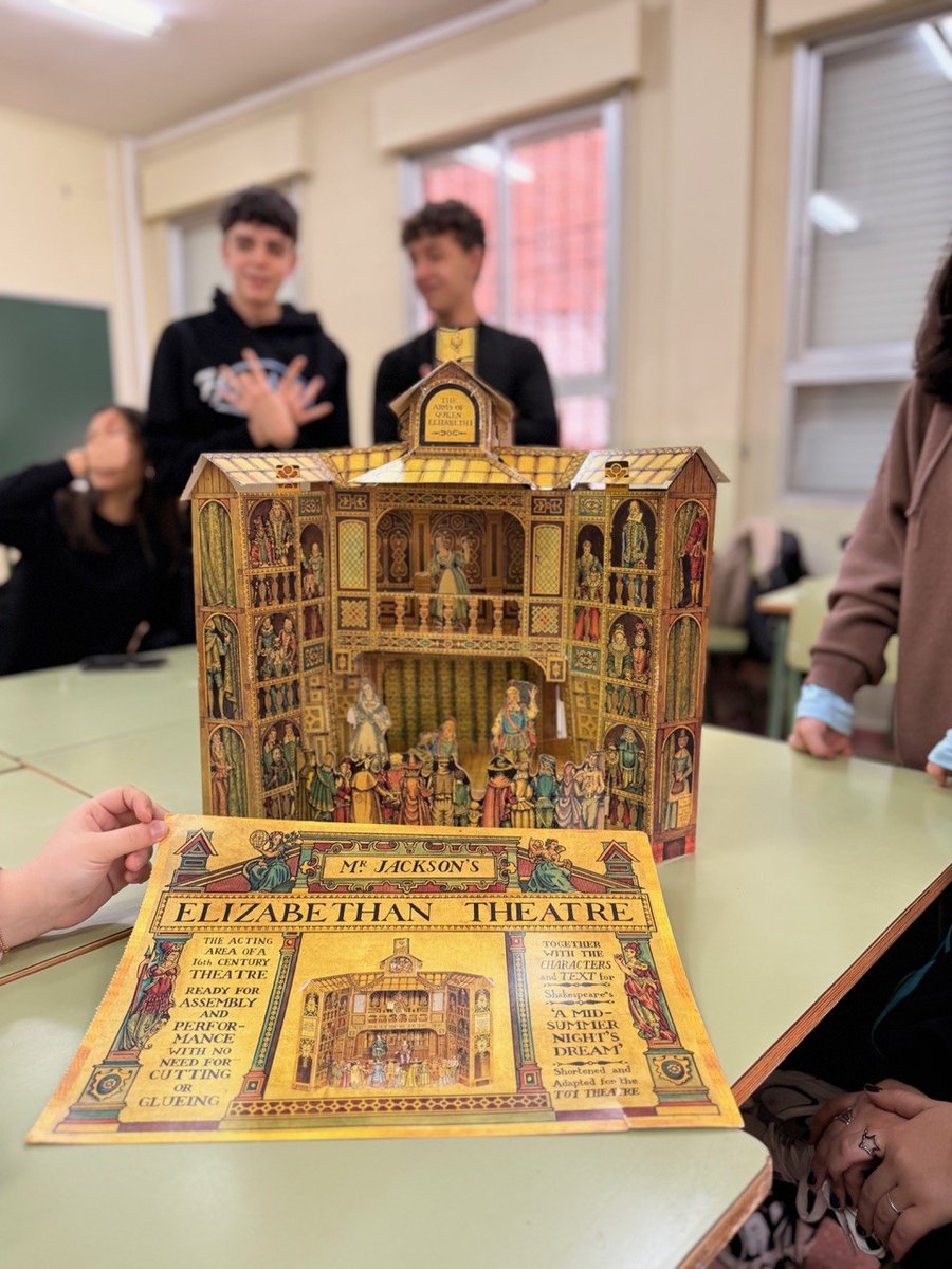 Twitsabel2's tweet photo. Los alumnos de Literatura Universal, de 1º Bach. de #elIsabel han construido un Teatro Isabelino, para reforzar los contenidos de la asignatura, ademas de trabajar en la lectura de obras de Shakespeare. https://t.co/rECigUUUie