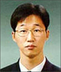 뇌물받아 쳐먹은 의혹을 갖고 있는 판사니까 영선이.태균이 무죄 때리겠죠.
누구?
창원지법 부장판사 김인택. 요놈이 명태균.김영선 무죄판결 내린 놈이랍니다. 영선이.태균이가 협박했나...