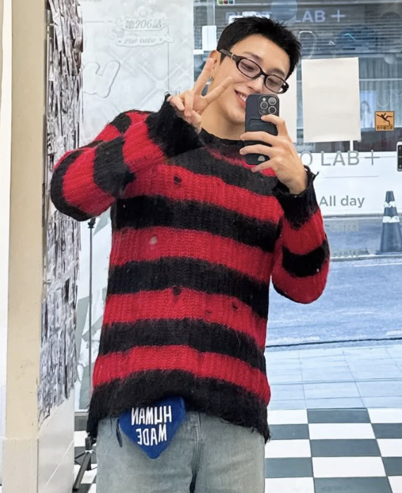 Oh, coincidentally today's picture is black and red too, hehe.