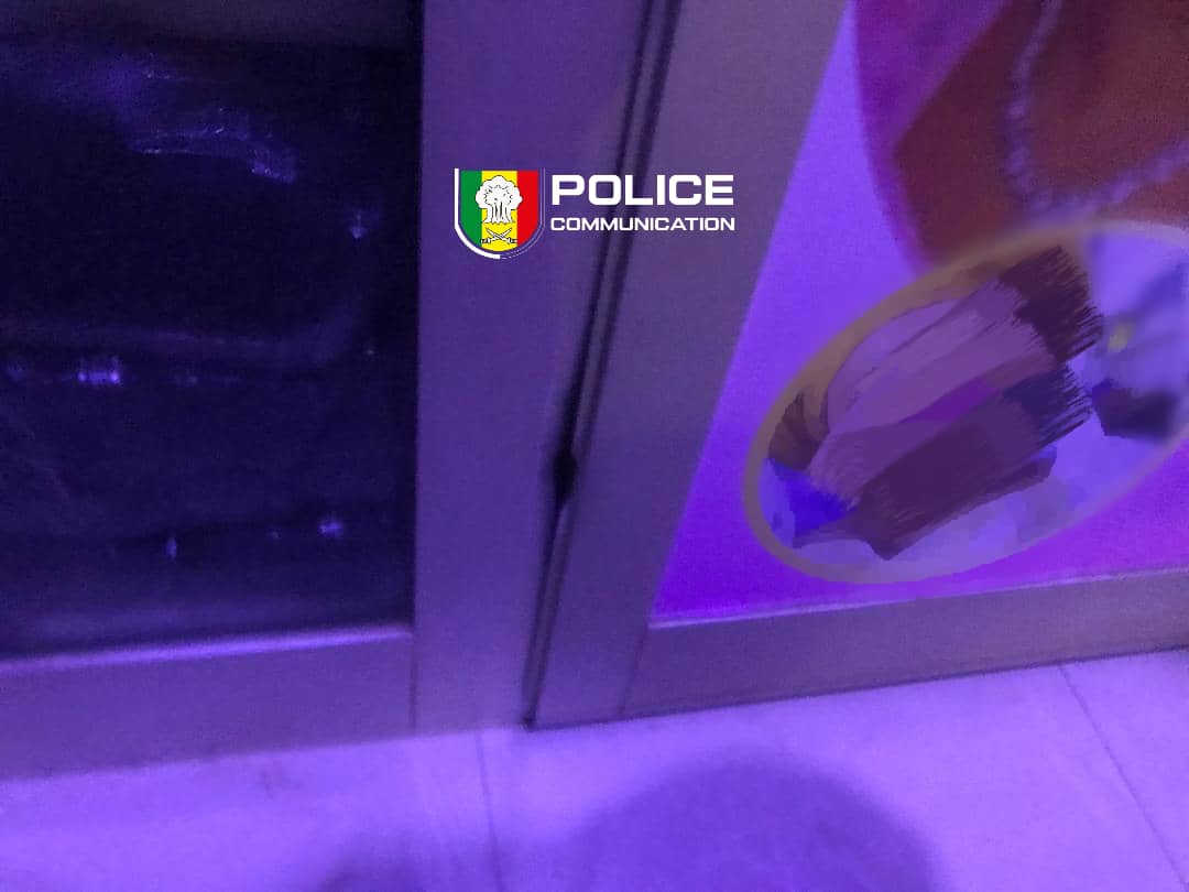 PoliceNationSN's tweet image. Ce 5 fév, le Commissariat d’arrondissement a surpris 3 individus en flagrant délit de cambriolage d'un salon de coiffure aux HLM Grand Yoff.
Bilan : 2 arrestations après une course-poursuite, 1 barre à mine saisie. L'enquête se poursuit.