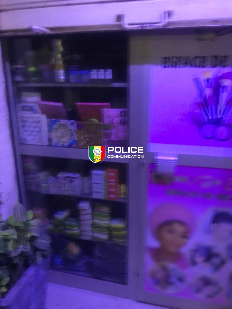 PoliceNationSN's tweet image. Ce 5 fév, le Commissariat d’arrondissement a surpris 3 individus en flagrant délit de cambriolage d'un salon de coiffure aux HLM Grand Yoff.
Bilan : 2 arrestations après une course-poursuite, 1 barre à mine saisie. L'enquête se poursuit.