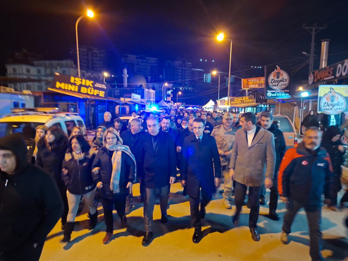 KirikhanKymkmlk's tweet photo. Kaymakamımız Sayın Ayhan AKPAY, İlçemiz protokolü ve vatandaşlarımız ile birlikte 6 Şubat depremlerinin sene-i devriyesi sebebiyle düzenlenen anma programları çerçevesinde 03:45'de başlayan sessiz yürüyüşe katıldı. Deprem şehitlerimiz için Kur'an-ı Kerim tilaveti yapılarak depremde vefat eden canlarımız için hatim duası yapıldı. 
Üzerinden üç yıl geçmesine rağmen acısı halen taze olan 6 Şubat'ın sene-i devriyesinde hayatını kaybeden tüm vatandaşlarımızı rahmetle, geride kalanları sabır ve dua ile anıyoruz. Ruhları şâd olsun. @AyhanAkpay