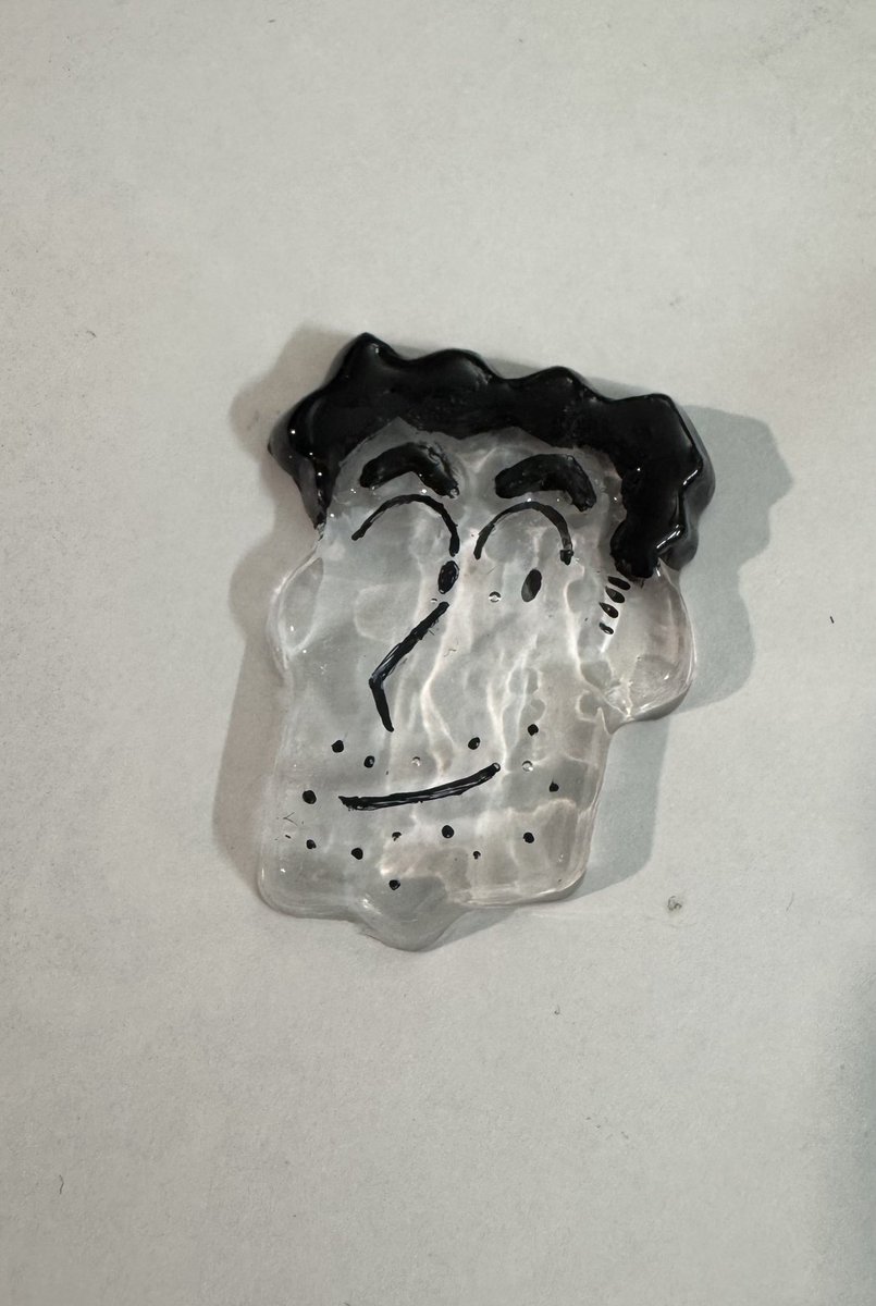 駄菓子のグミの型でなんか作ってる 