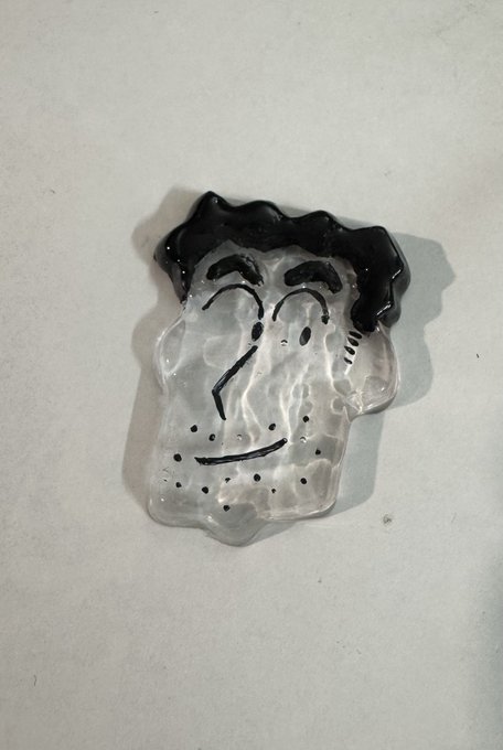 駄菓子のグミの型でなんか作ってる 