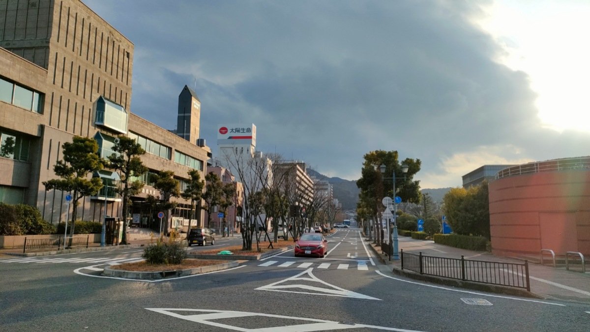 0cello3's tweet photo. 大津へ。
この大津駅からびわ湖港にかけてのゆるやかな坂がサンフランシスコみたいやなっていつも思う。路面電車(京阪)も走ってるし。 https://t.co/y5QcgtyOMm
