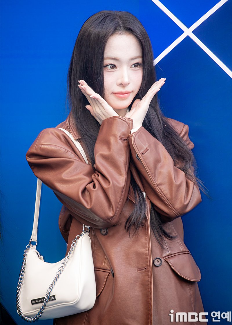 [포토] 세이마이네임 슈이, 꽃받침 필수 
#SAYMYNAME #세이마이네임 #SMN #セマネ
#슈이 #SHUIE #DDP #서울패션위크 #SFW
#SeoulFashionWeek #SFW_260206 [iMBC연예]

세이마이네임 슈이가 6일 오후 서울 동대문 디자인 플라자(DDP)에서 열린 2026 F/W 서울패션위크(SFW)에 참석해 포즈를 취하고 있다.