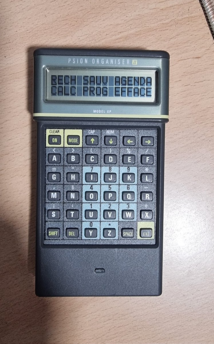Me han regalado este cacharrete! No lo conocía; es de los años 80 y aún funciona! Mira mira <a href="/LasCosasRetro/">Las Cosas Retro/Geek 💾</a>!