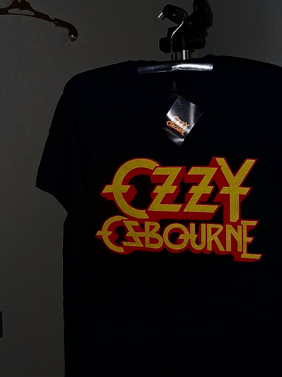 John Michael Osbourne, dikenal secara profesional sebagai Ozzy Osbourne, secara luas diakui sebagai pelopor musik heavy metal.

Ozzy ikut mendirikan band Black Sabbath pada tahun 1968 sebagai vokalis utama. Ia sering disebut dengan julukan "Prince of Darkness".

#OzzyOsbourne