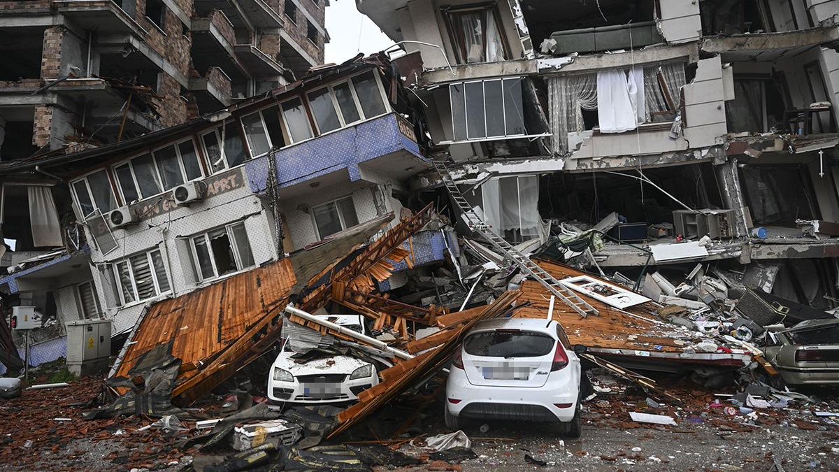 ali_ilbas's tweet photo. 6 Şubat depremlerinin yıl dönümünde; yüreğimizde hâlâ ilk günkü acı, gözümüzde hâlâ kaybettiklerimizin hüznü var. Asrın felaketinde hayatını kaybeden tüm vatandaşlarımıza Allah’tan rahmet, yakınlarına sabır diliyorum.

Rabbim milletimize bir daha böyle acılar yaşatmasın. https://t.co/ov2eHnAxvB