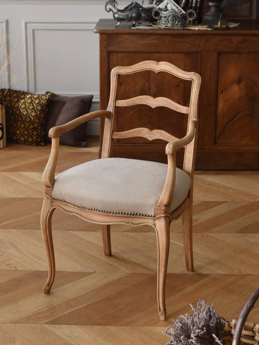 △しなやかな曲線使いが美しいフランスのアンティークアームチェアを