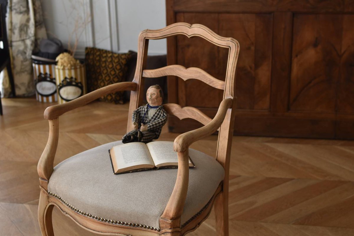 △しなやかな曲線使いが美しいフランスのアンティークアームチェアを