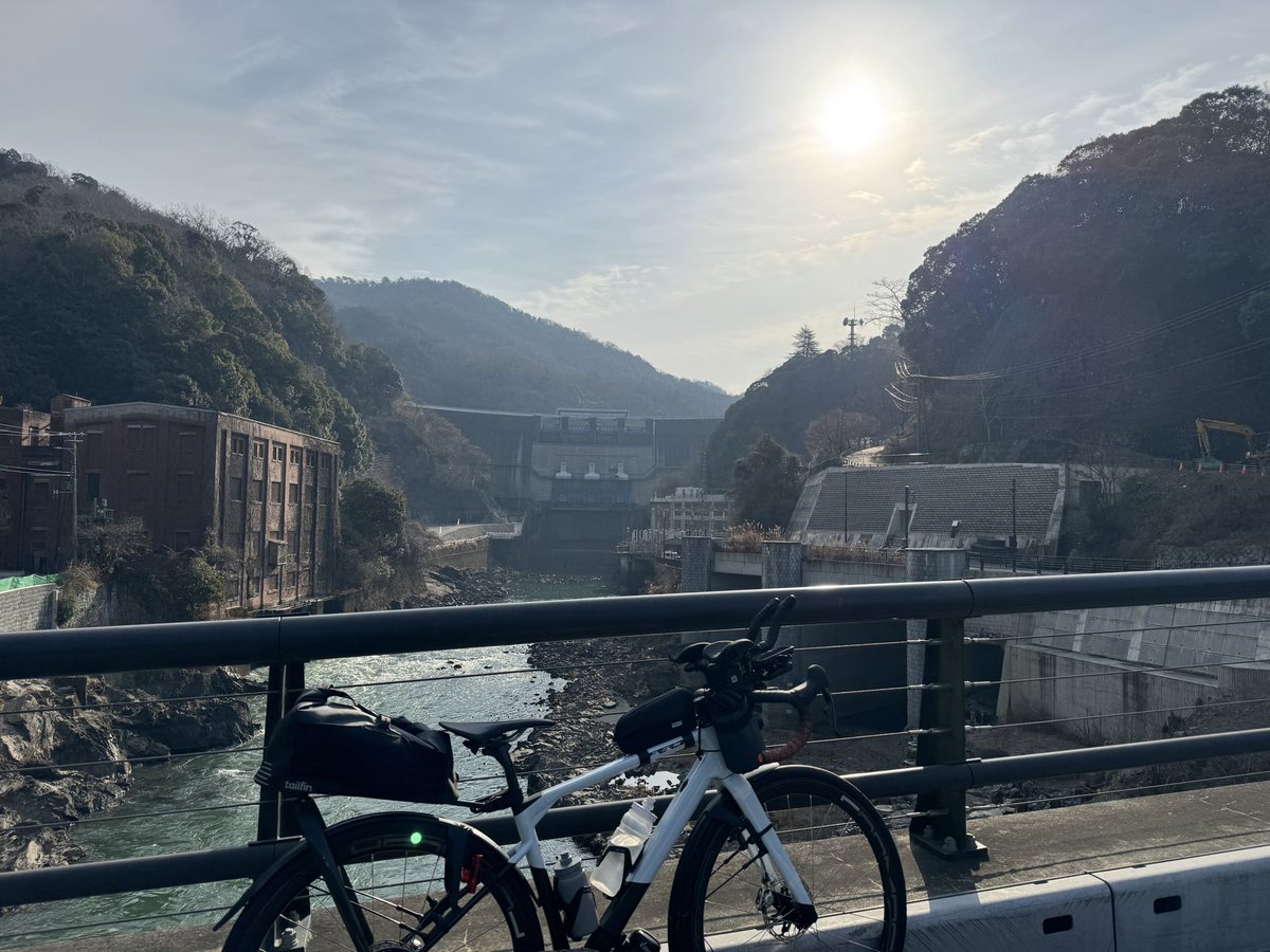 kanzakisenri's tweet image. 今日は諸々の装備の確認も兼ねて、琵琶湖まで140kmののんびりライド。

42cまで対応のフルフェンダーと、SRAM XPLRの感触はとてもいい感じ。

前46t、後10-46tのギヤはとても使いやすいですね。

#FELT #SRAM #XPLR #BBB #フルフェンダー #カンザキ千里店