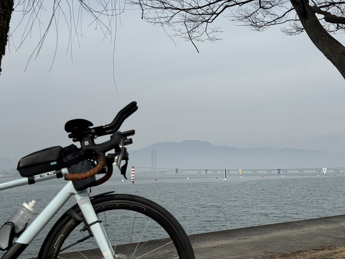 kanzakisenri's tweet image. 今日は諸々の装備の確認も兼ねて、琵琶湖まで140kmののんびりライド。

42cまで対応のフルフェンダーと、SRAM XPLRの感触はとてもいい感じ。

前46t、後10-46tのギヤはとても使いやすいですね。

#FELT #SRAM #XPLR #BBB #フルフェンダー #カンザキ千里店