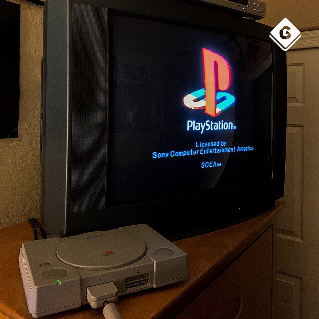 Sermella's tweet photo. Una Playstation, el recién salido Resident Evil 2, un cuarto con 3 amigos para pasarnos la parte de Claire del tirón por la noche. Sin neones en las paredes (pero con gotelé), con posters de Lara Croft, en tele de tubo y rodeados de muebles y estanterías de madera noble. 😍 https://t.co/FBulbCARhz