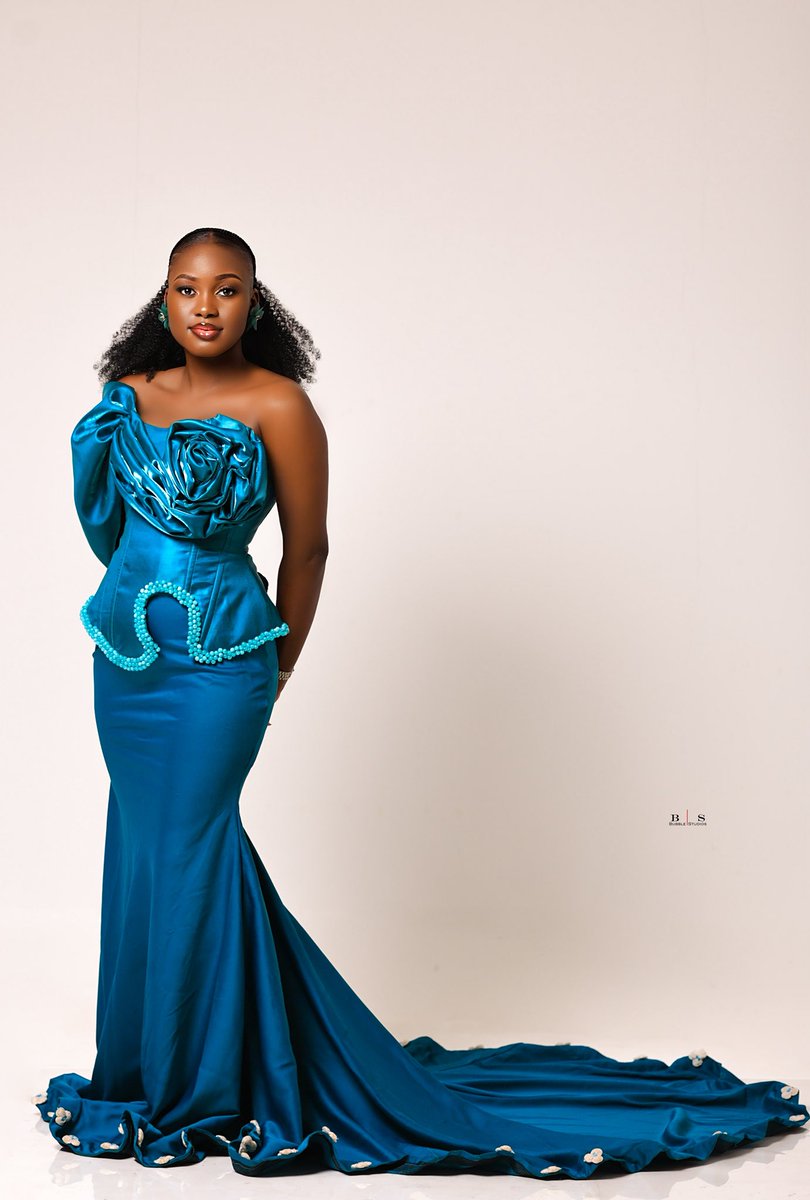 Wrapped in birthday joy 🦚

06’ baby 🎂🎉