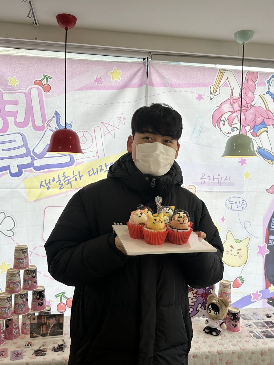 jxvonamission's tweet photo. 구마유시 선수님께서 카페에 방문해 주셨습니다.
생일 축하드리고 다음시즌 화이팅입니다! 💖

#징키와바루스와함께미션완료
#hbdGUMAMissionComplete
#Gumayusi #구마유시 https://t.co/b1R9p9HB6P