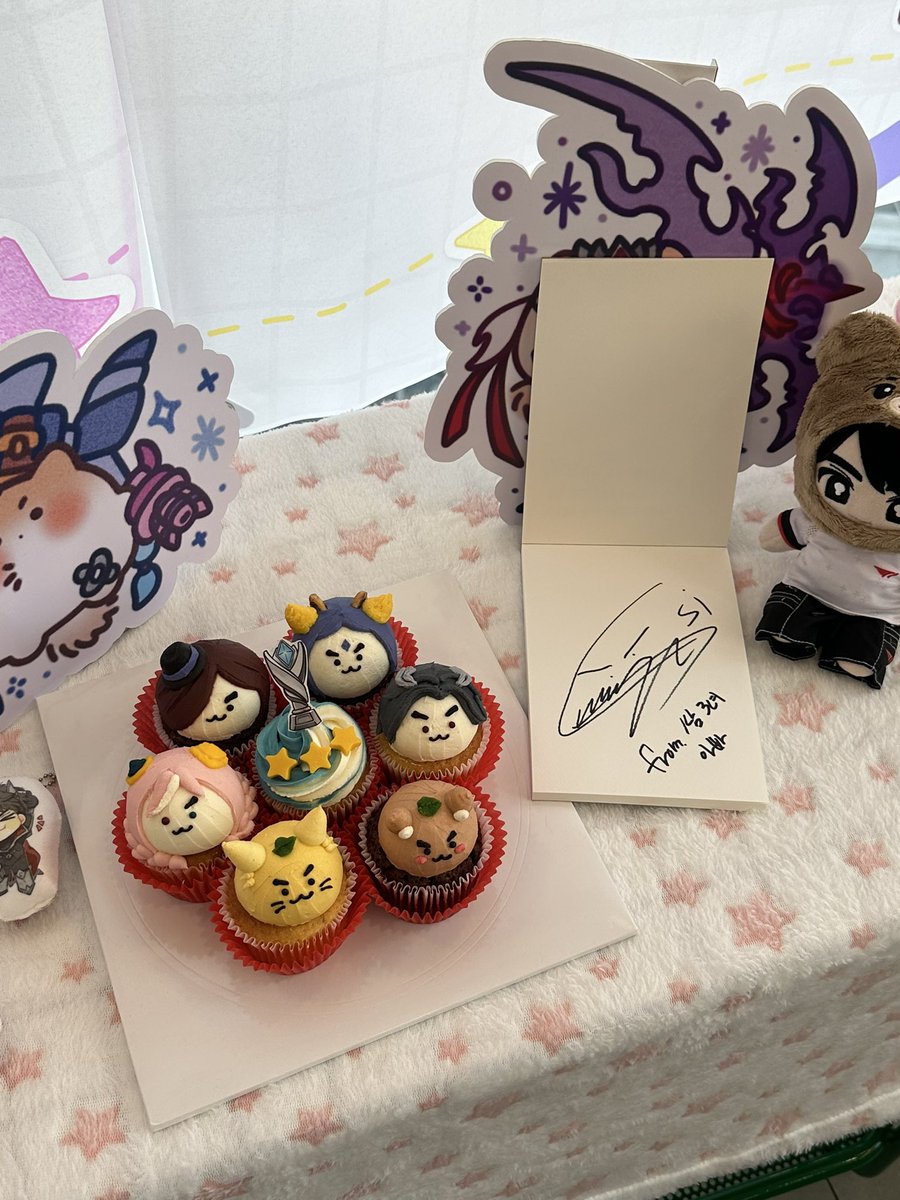 jxvonamission's tweet photo. 구마유시 선수님께서 카페에 방문해 주셨습니다.
생일 축하드리고 다음시즌 화이팅입니다! 💖

#징키와바루스와함께미션완료
#hbdGUMAMissionComplete
#Gumayusi #구마유시 https://t.co/b1R9p9HB6P