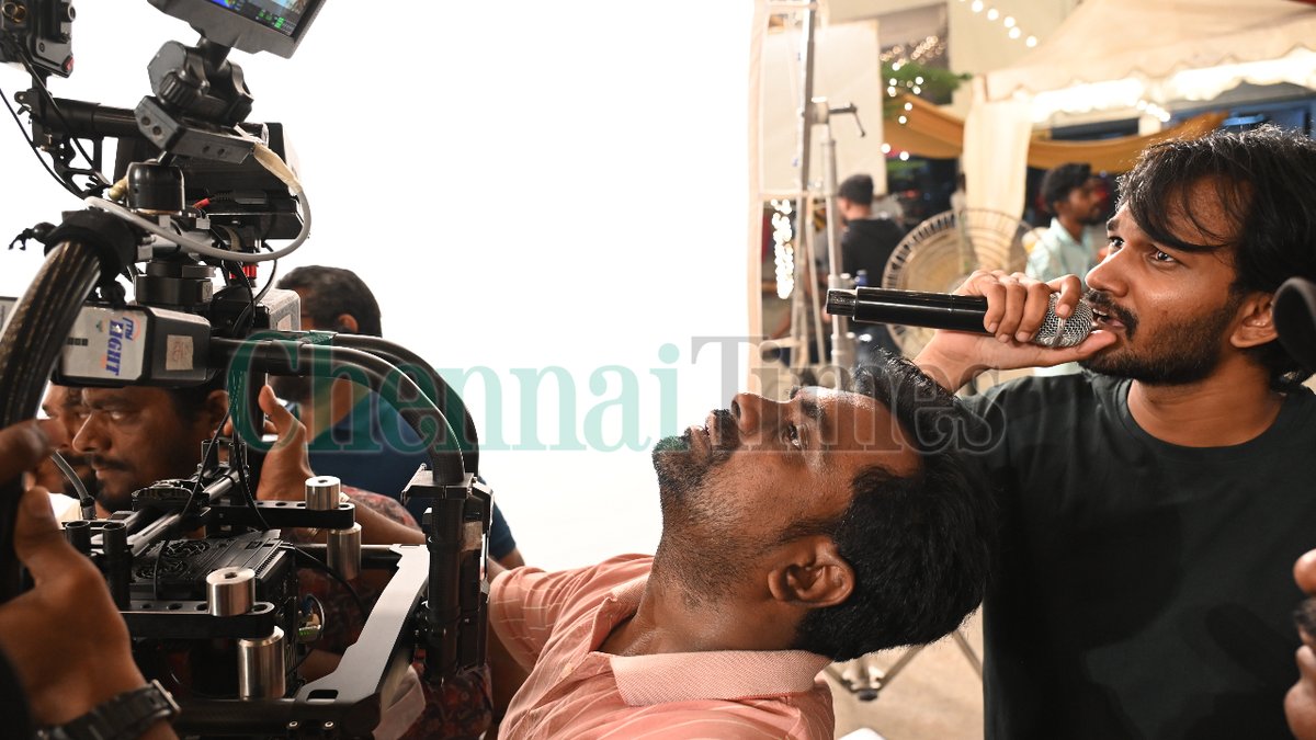 ChennaiTimesTOI's tweet image. #ShootAtSite: Nearly thirty years after its release, the song Vaadi Pottapulla Veliye ( Kaalam Maari Pochu ), sung by #Vadivelu and composed by #Deva, has been given a modern spin by the young cast and crew of the romcom #LoveOhLove .

Read more: timesofindia.indiatimes.com/entertainment/…