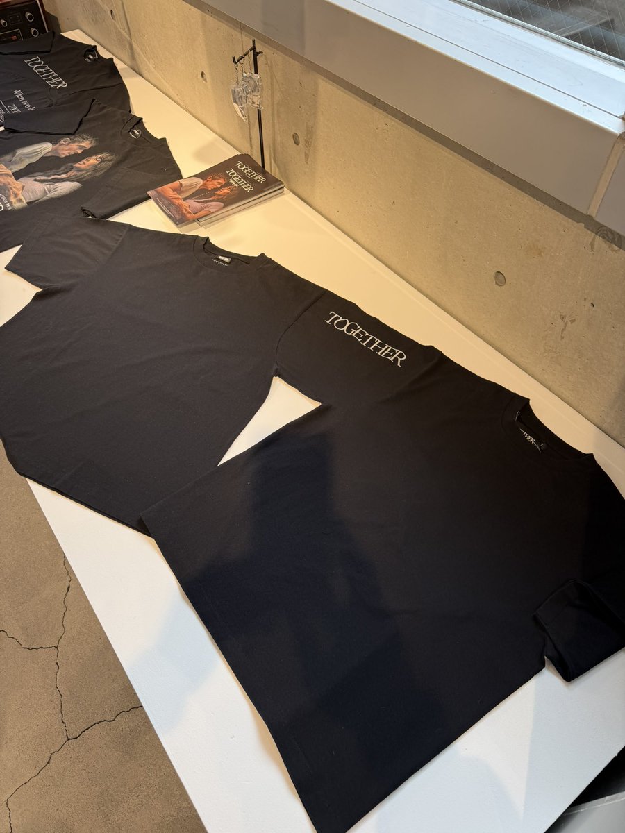 FREAKSMOVIE_JP's tweet photo. POPUP STOREにご来店いただいたお客様に「これ売り物なんですか？！」と驚かれた、2枚のTシャツがつながったTシャツ。売り物です。

〈OPEN STUDIO〉（FREAK'S STORE渋谷併設）にて『トゥギャザー』POPUP STORE 期間限定OPEN!

 ジャンル・ミックス型ホラー『トゥギャザー』【2/6(金)公開】

 詳細はこちら▶︎ https://t.co/gqDJCuqMOl

本作の公開を記念し、FREAK'S MOVIEがNEON公認による『トゥギャザー』オフィシャルTシャツ・グッズを製作。 ~2/15(日)まで、FREAK'S STORE渋谷に併設するギャラリー"OPEN STUDIO"にて、POPUP STORE期間限定OPEN！

■POPUP STORE 〈OPEN STUDIO〉（FREAK'S STORE渋谷）
〒150-0041東京都渋谷区神南1-13-1

■販売店舗 ・FREAK'S STORE 渋谷 ・FREAK'S STORE MEN'S +ANDY FREAK'S STORE ・FREAK'S STORE ラゾーナ川崎 ・FREAK'S STORE ららぽーとTOKYO-BAY ・FREAK'S STORE 京都 ・FREAK'S STORE 梅田ルクアメンズ ・FREAK'S STORE公式オンラインストア「Daytona Park(@Daytona_Park)」 

#トゥギャザー #TOGETHER #NEON #freaksmovie #freaksstore
@together0206
@FREAKSMOVIE_JP