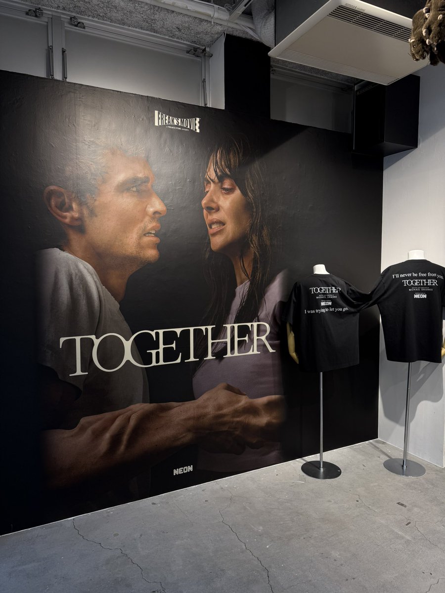 FREAKSMOVIE_JP's tweet photo. POPUP STOREにご来店いただいたお客様に「これ売り物なんですか？！」と驚かれた、2枚のTシャツがつながったTシャツ。売り物です。

〈OPEN STUDIO〉（FREAK'S STORE渋谷併設）にて『トゥギャザー』POPUP STORE 期間限定OPEN!

 ジャンル・ミックス型ホラー『トゥギャザー』【2/6(金)公開】

 詳細はこちら▶︎ https://t.co/gqDJCuqMOl

本作の公開を記念し、FREAK'S MOVIEがNEON公認による『トゥギャザー』オフィシャルTシャツ・グッズを製作。 ~2/15(日)まで、FREAK'S STORE渋谷に併設するギャラリー"OPEN STUDIO"にて、POPUP STORE期間限定OPEN！

■POPUP STORE 〈OPEN STUDIO〉（FREAK'S STORE渋谷）
〒150-0041東京都渋谷区神南1-13-1

■販売店舗 ・FREAK'S STORE 渋谷 ・FREAK'S STORE MEN'S +ANDY FREAK'S STORE ・FREAK'S STORE ラゾーナ川崎 ・FREAK'S STORE ららぽーとTOKYO-BAY ・FREAK'S STORE 京都 ・FREAK'S STORE 梅田ルクアメンズ ・FREAK'S STORE公式オンラインストア「Daytona Park(@Daytona_Park)」 

#トゥギャザー #TOGETHER #NEON #freaksmovie #freaksstore
@together0206
@FREAKSMOVIE_JP
