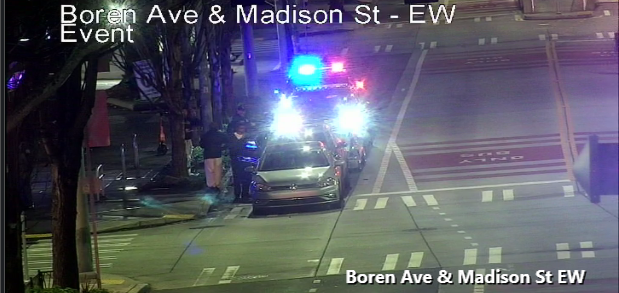 매디슨/마이너 교차로 사고. 동측 우측 차선 통제.
