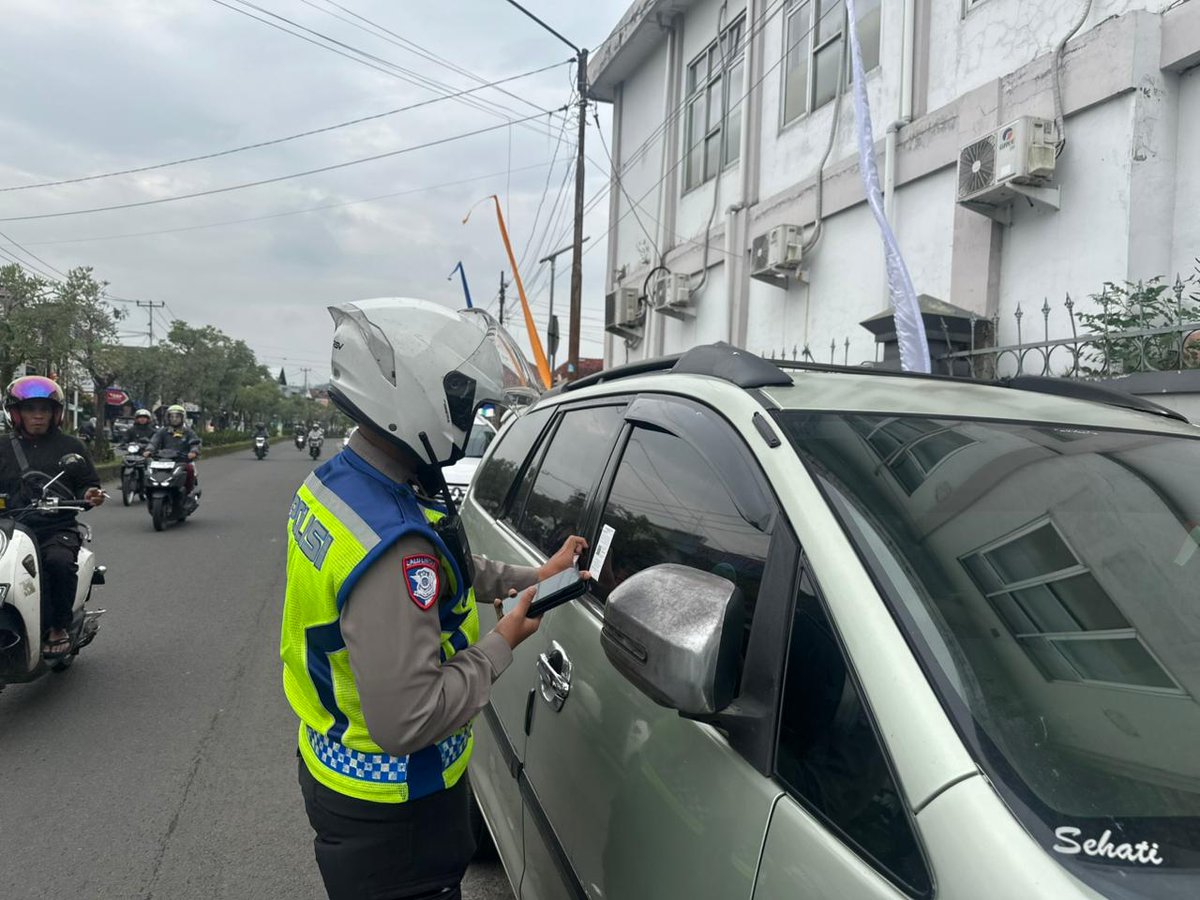 Tertib Lalu Lintas, Polres Garut Terapkan ETLE dalam Ops Keselamatan Lodaya 2026

Garut — Dalam rangka Operasi Keselamatan Lodaya 2026, Polres Garut melaksanakan kegiatan penegakan hukum lalu lintas dengan menggunakan Electronic Traffic Law Enforcement (ETLE) baik statis