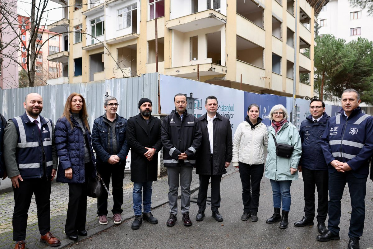 VolkanDemir_PhD's tweet photo. 6 Şubat’ın hüznünü yüreğimizde taşırken, bir daha aynı acıları yaşamamak için sorumluluğumuzu yerine getiriyoruz.

Bugün, Kadıköy’de riskli yapı olduğu tespit edilen ve "İstanbul Yenileniyor" kapsamında %100 uzlaşı sağlanan Duygu Apartmanı’nın yıkımını gerçekleştirdik.

Vatandaşlarımız müsterih olsun; bu süreçte kimseyi yalnız bırakmıyoruz. Kira yardımlarımızın yanı sıra emekli ve dar gelirli hak sahiplerimize %65’e varan yapım desteği sunuyoruz.

Hemşehrilerimi, binalarının risk tespitini yaptırmaya ve KİPTAŞ güvencesiyle evlerini yenilemeye davet ediyorum.

Güvenli konutlar, huzurlu yarınlar demektir. Duygu Apartmanı sakinlerine şimdiden hayırlı olsun.