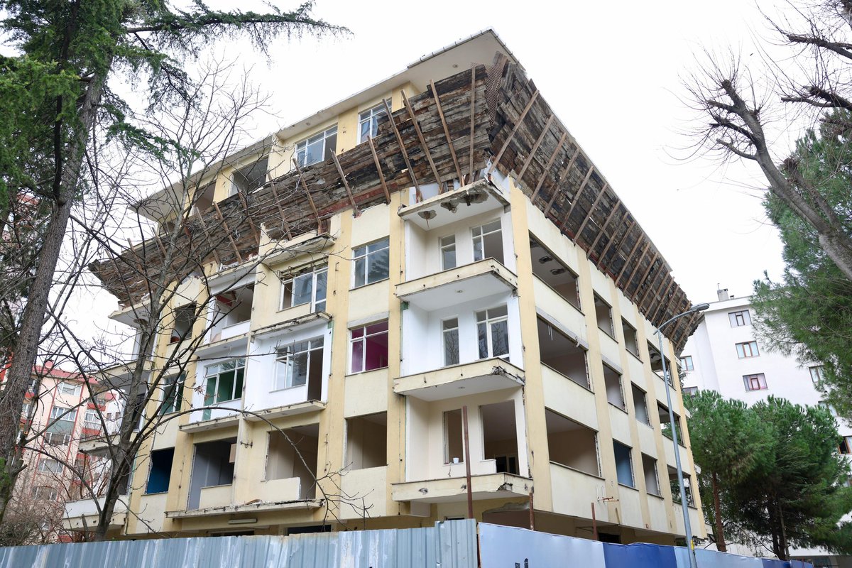 VolkanDemir_PhD's tweet photo. 6 Şubat’ın hüznünü yüreğimizde taşırken, bir daha aynı acıları yaşamamak için sorumluluğumuzu yerine getiriyoruz.

Bugün, Kadıköy’de riskli yapı olduğu tespit edilen ve "İstanbul Yenileniyor" kapsamında %100 uzlaşı sağlanan Duygu Apartmanı’nın yıkımını gerçekleştirdik.

Vatandaşlarımız müsterih olsun; bu süreçte kimseyi yalnız bırakmıyoruz. Kira yardımlarımızın yanı sıra emekli ve dar gelirli hak sahiplerimize %65’e varan yapım desteği sunuyoruz.

Hemşehrilerimi, binalarının risk tespitini yaptırmaya ve KİPTAŞ güvencesiyle evlerini yenilemeye davet ediyorum.

Güvenli konutlar, huzurlu yarınlar demektir. Duygu Apartmanı sakinlerine şimdiden hayırlı olsun.