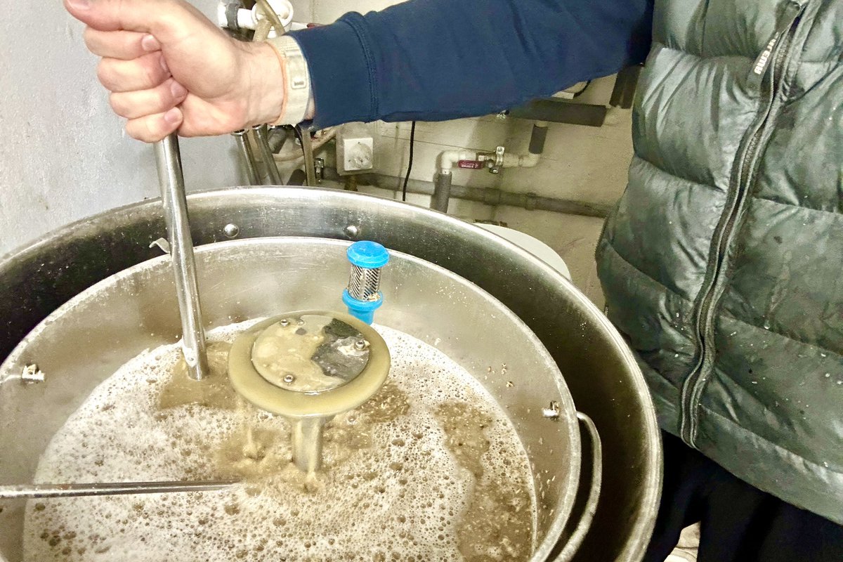 Konečně jsem překonal vánoční lenost (samozřejmě jenom na koníčky)a dostal se k vaření. A rovnou na poctivý český ležák🙋‍♂️.
Tak se v březnu těšte👌
#pivovarbodenbach