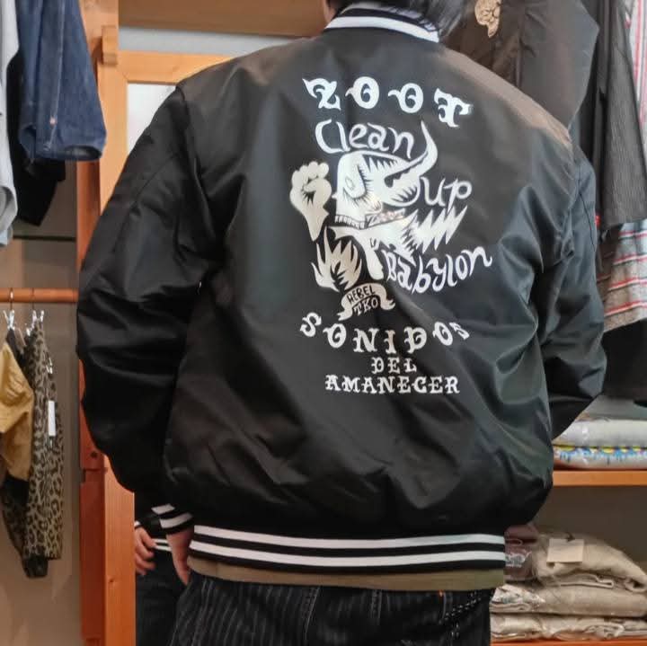 Phillip66maki's tweet photo. こちらはBLACKのMサイズをジャストめに着こなすバイカー男子くん
ボトムはグラフゼロさんの針抜き左綾を愛用中~👖
※客注対応可のお品です。
お気軽に問い合わせください~
#zootsunrisesounds
#スタジャン
#20年前のアーカイブ
#復刻プリント
#graphzero
NICEONEKAZ
NICEONECABO https://t.co/Ze4cTZqNB3