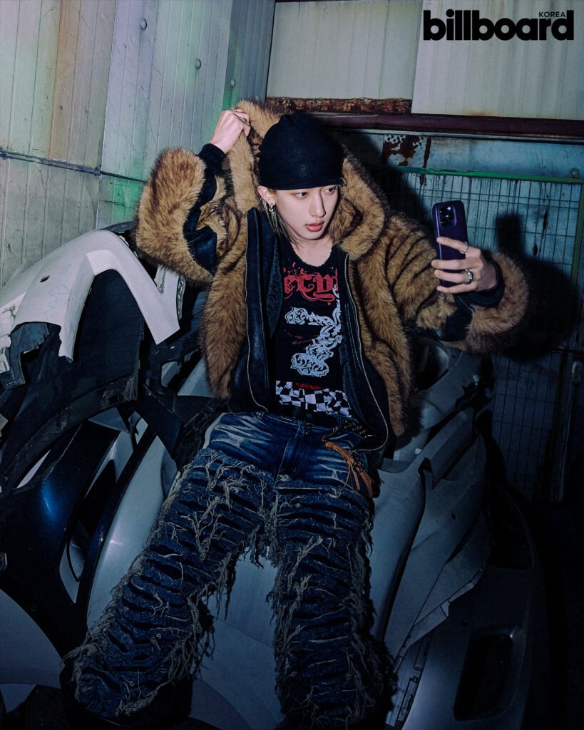 빌보드 인터뷰 #LNGSHOT #롱샷 #우진 #정우진

Q. 먼저, 2월의 Billboard K-Pop Rookie로 선정된 소감과 함께 롱샷에게 ‘빌보드’라는 이름이 어떤 의미로 다가오는지 들려주세요.
A. 제 우상들이 많이 나오는 곳이자 꼭 가보고 싶던 곳이에요. 이번 선정을 통해 그 목표에 한 걸음 더 가까워진 것 같아