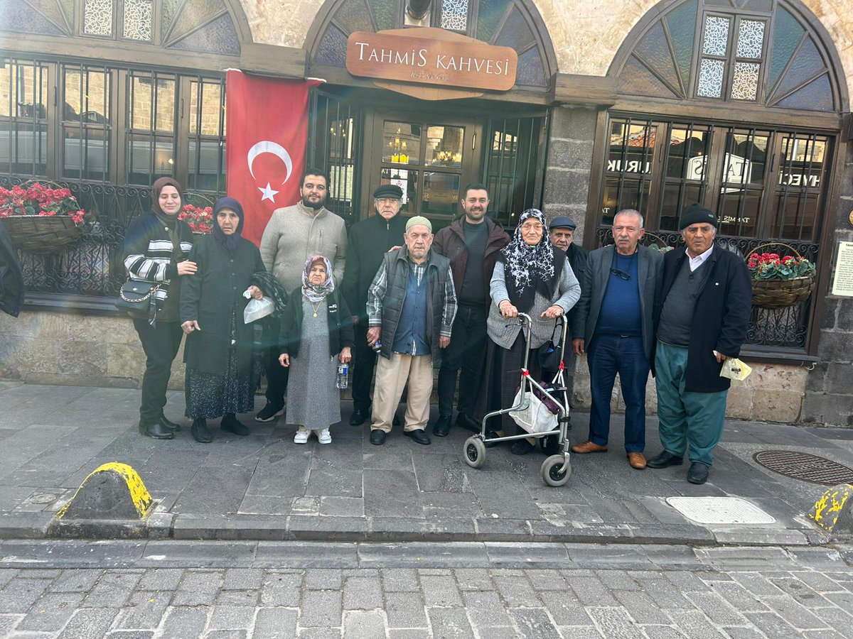 📍Gaziantep Huzurevi Yaşlı Bakım ve Rehabilitasyon Merkezi Müdürlüğü 

​Gönüllerde Bir Acı Kahvenin Kırk Yıl Hatırı Var ☕✨

​Bugün ulu çınarlarımızla birlikte Tarihi Tahmis Kahvesi’nin konuğu olduk. Tarih kokan bu eşsiz atmosferde, kahve ikramı ve tatlı servisi eşliğinde