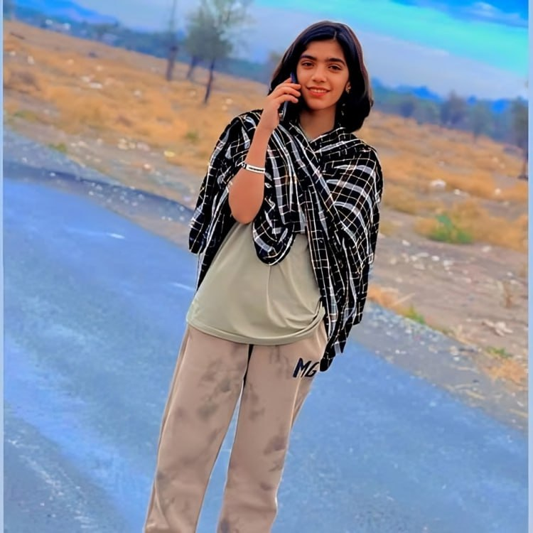 #حسنا_شهدوستی دختر بچه ۱۴ ساله بلوچ که توسط سرکوبگران آزادی ایران در ۱۸ دی کشته شد..💔💔
این دختر از یک خانواده محروم که نان شبش رو با زور تهیه میکرد بود.
بی شرفا برای دادن پیکر این دختر از این خانواده محروم ۵۲۰ میلیون هم مطالبه کردند..
 این جنایت نباید در سکوت بماند.