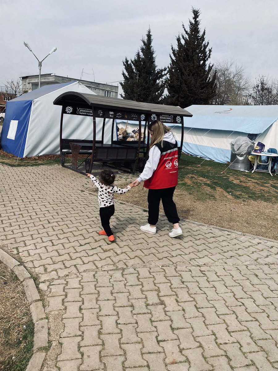 Kahramanmaraş/Türkoğlu/Kılılı bölgesi. Alana girdiğim an tüm duygularımı, göz yaşlarımı, kalp çarpıntılarımı unutturan çocuk. Elifim. Gökyüzü çocuğum benim. Her gün senin o minik ellerinden tutmanın nasıl bir duygu olduğunu anlatamam ki ben sana. Seni çok seviyorum. 
#6şubat