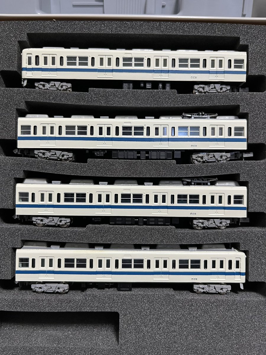 Este_STi_555's tweet photo. 恐らくGM下北沢店の特製組立品と思われる、GMエコノミーキットを素組で丁寧に組み立てた素晴らしい小田急5000と8000を手に入れました。
ケースは交換しています。
元のケースは2000年くらいまであった1両ずつのクリアケースにグレーの紙スリーブのタイプでした。 https://t.co/paAqw1Pzja