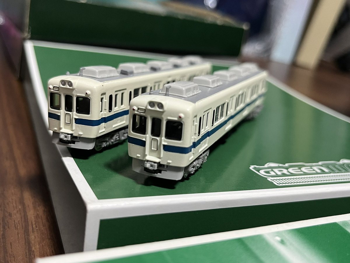 Este_STi_555's tweet photo. 恐らくGM下北沢店の特製組立品と思われる、GMエコノミーキットを素組で丁寧に組み立てた素晴らしい小田急5000と8000を手に入れました。
ケースは交換しています。
元のケースは2000年くらいまであった1両ずつのクリアケースにグレーの紙スリーブのタイプでした。 https://t.co/paAqw1Pzja