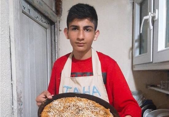 Fakir olduğu için linçlenen ilk insan.

Hatta çocuk enkaz altında kaldığı için bile linçlenmişti. Allah rahmet eylesin Taha Duymaz #6subat2023