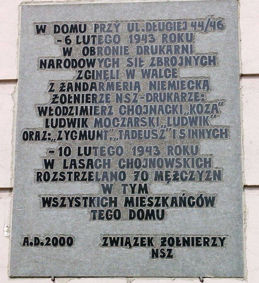 6 lutego 1943 r. w oficynie kamienicy przy ul. Długiej 44/46 w Warszawie Niemcy odkryli skład broni i tajną drukarnię należące do #NarodoweSiłyZbrojne 🇵🇱🦎.  

W wyniku strzelaniny zginęło kilku żołnierzy #NSZ i kilku niemieckich policjantów.